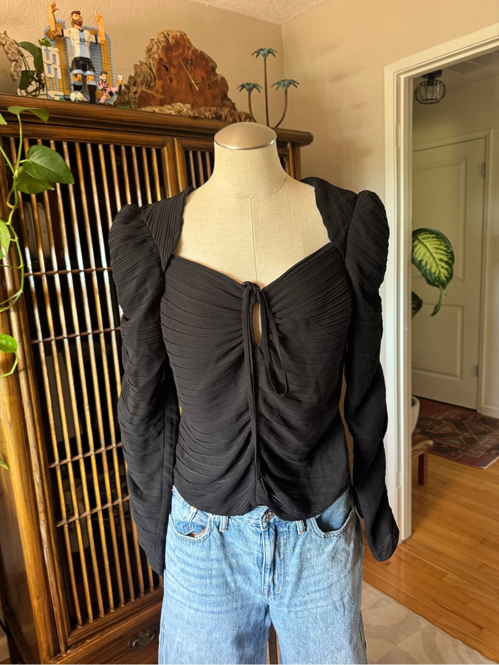 Frame gathered keyhole top